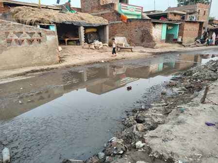 महागामा प्रखंड के कोयला गांव में जलजमाव से ग्रामीण परेशान