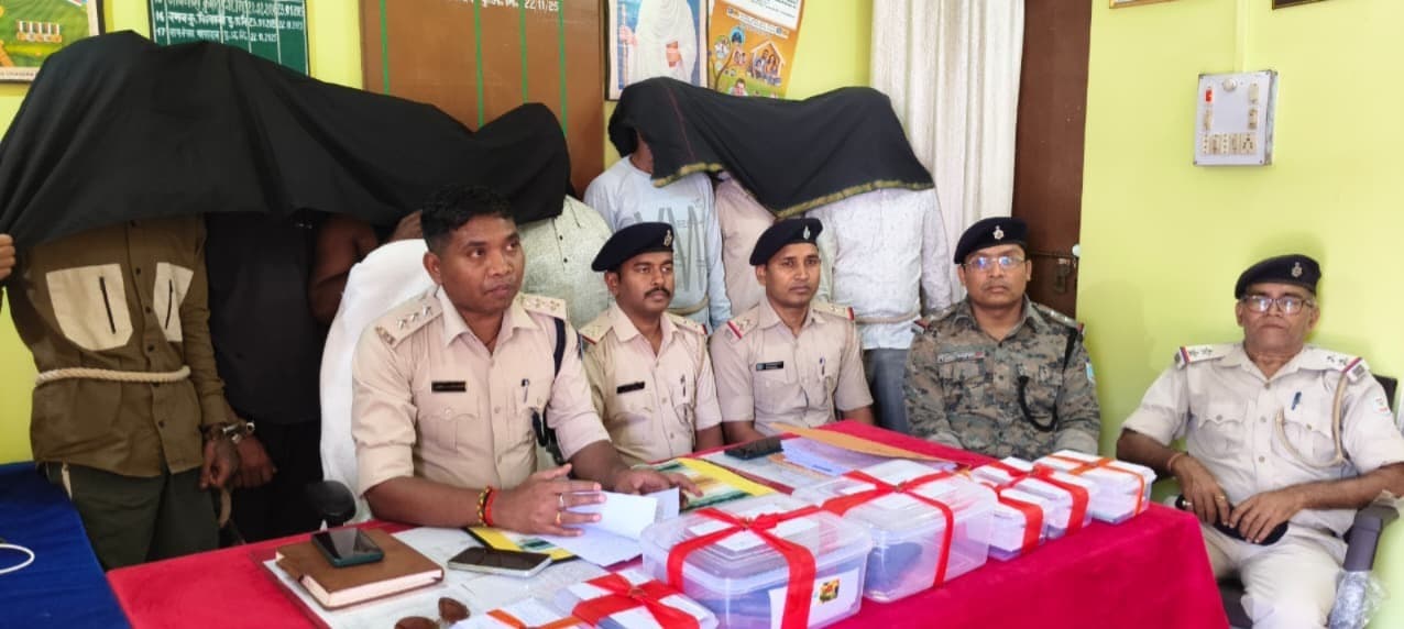 Seraikela Kharsawan News : ''''जंगल का आदमी'''' बता रंगदारी मांगी, सात गिरफ्तार