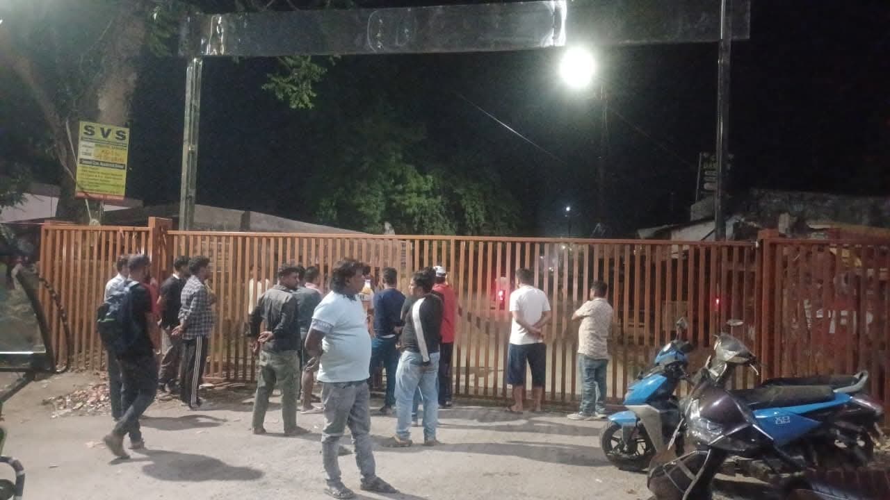Chaibasa News : रेलवे ने भारत भवन चौक के गेट को किया बंद, भड़के यात्रियों ने हंगामा कर तोड़ा ताला
