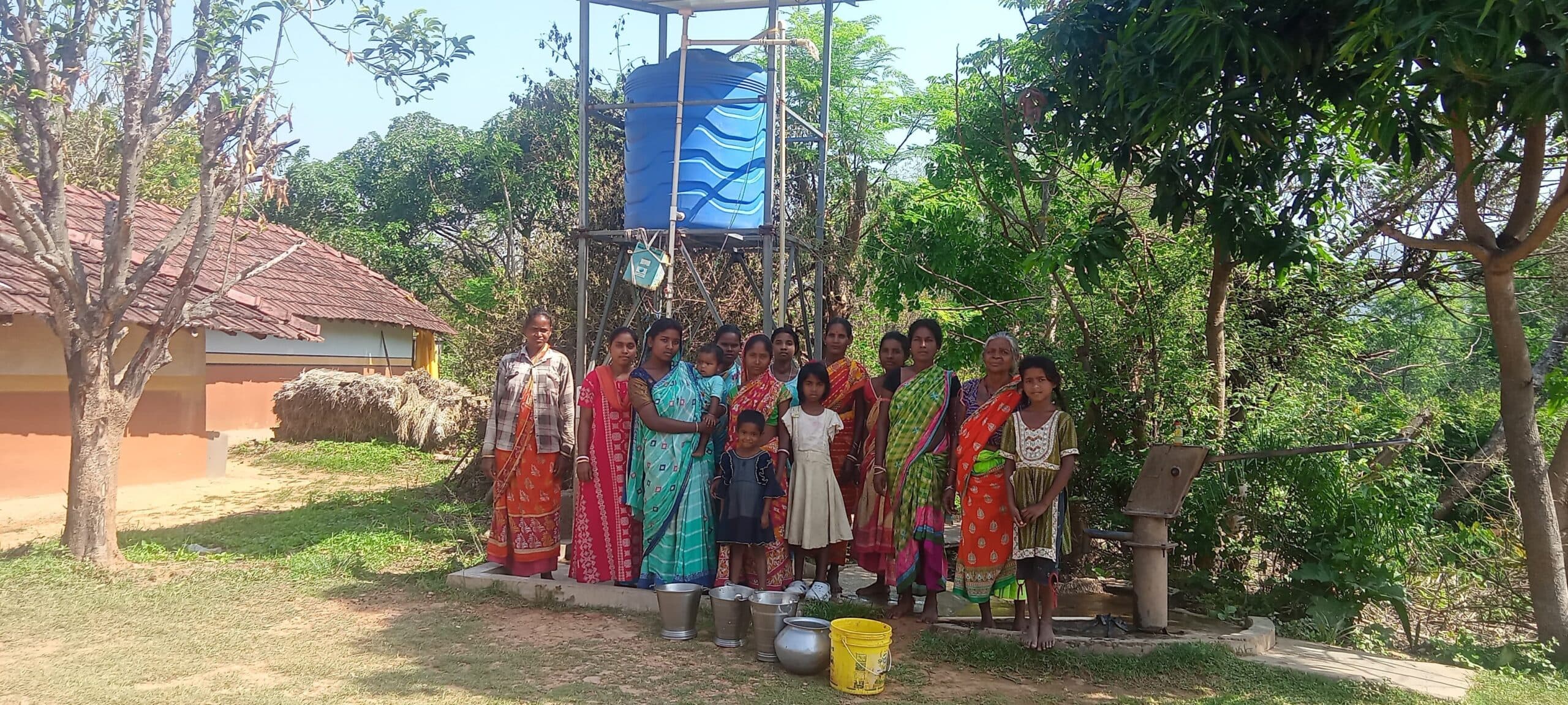 East Singhbhum News : घरेलू काम छोड़ खाल से पानी लाकर भोजन पकाती हैं महिलाएं