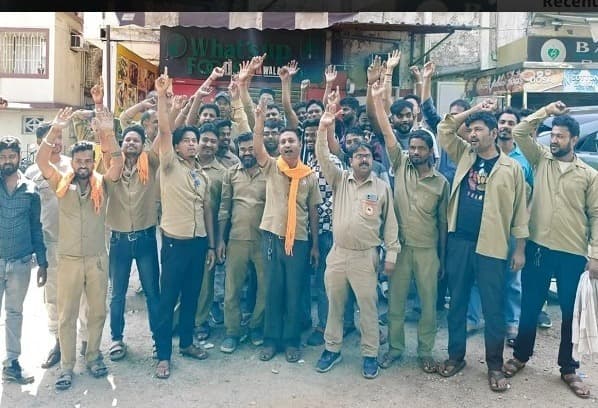 Jamshedpur News: Rapido drivers protest, demand fare hikeबिष्टुपुर स्थित नरभेराम स्कूल के समीप रविवार को ऑटो रैपिडो चालकों ने किराया दर में लगातार हो रही गिरावट के विरोध में जोरदार प्रदर्शन किया