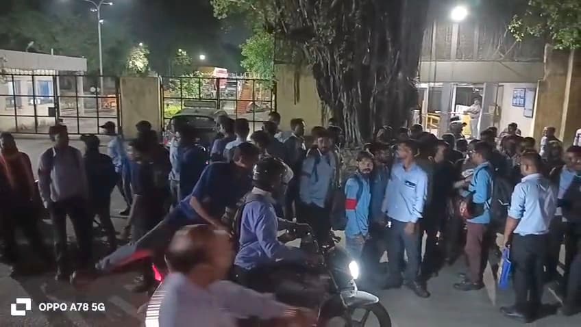 Telco: Contract worker's car stolen from parking lot, rucku Jamshedpur News : टाटा मोटर्स कंपनी के गोल्ड लाइन के ठेकाकर्मी की बाइक कंपनी परिसर के बाहर बने पार्किंग से चोरी हो गयी. ठेका कर्मचारियों ने पार्किंग से बाइक चोरी होने पर हंगामा किया