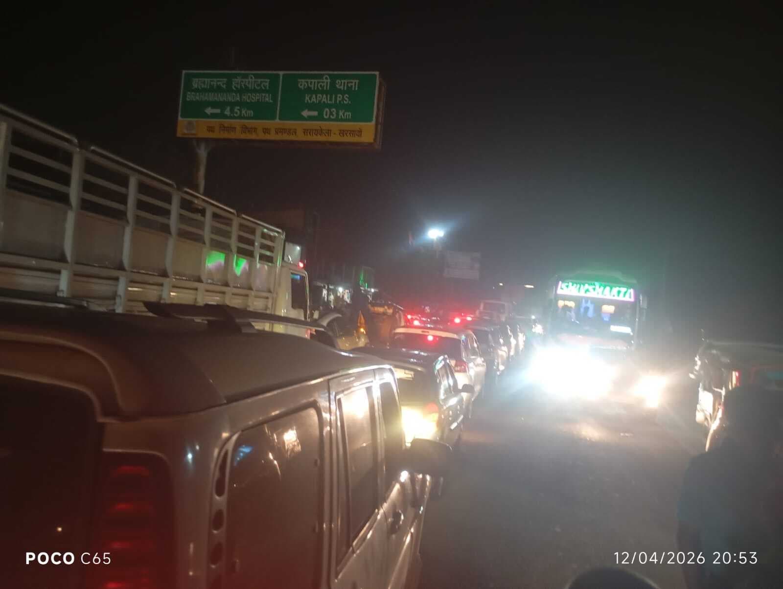 car of the candidates returning to Lohardaga after the exam Jamshedpur News : कपाली ओपी अंतर्गत कमारगोड़ा में रविवार की देर शाम उस वक्त अफरा-तफरी मच गई, जब एक कार से अचानक धुआं निकलने लगा और कुछ ही पल में आग धूं-धूं कर जलने लगी