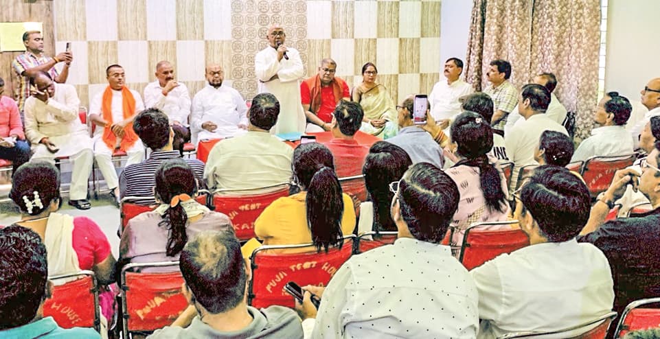 Jamshedpur News: Running of racks fills the pockets of officers: Saryu Rai यात्री ट्रेनों की लेटलतीफी के खिलाफ इसी महीने 7 अप्रैल को आयोजित धरना-प्रदर्शन की जमशेदपुर पश्चिम के विधायक सरयू राय ने रविवार को समीक्षा बैठक की.