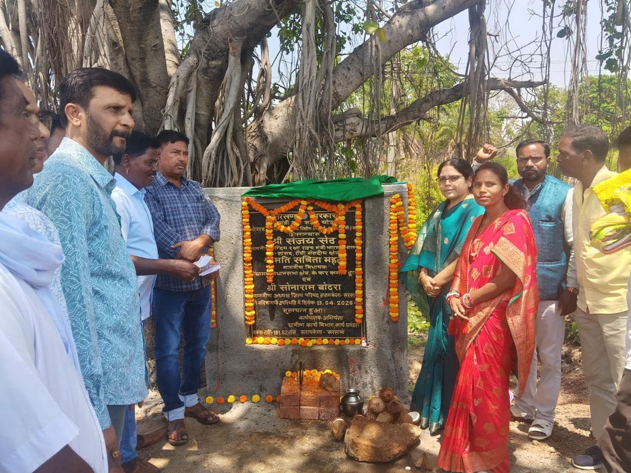 Jamshedpur news. विधायक सविता महतो ने 3.89 करोड़ दो सड़कोंं का किया शिलान्यास