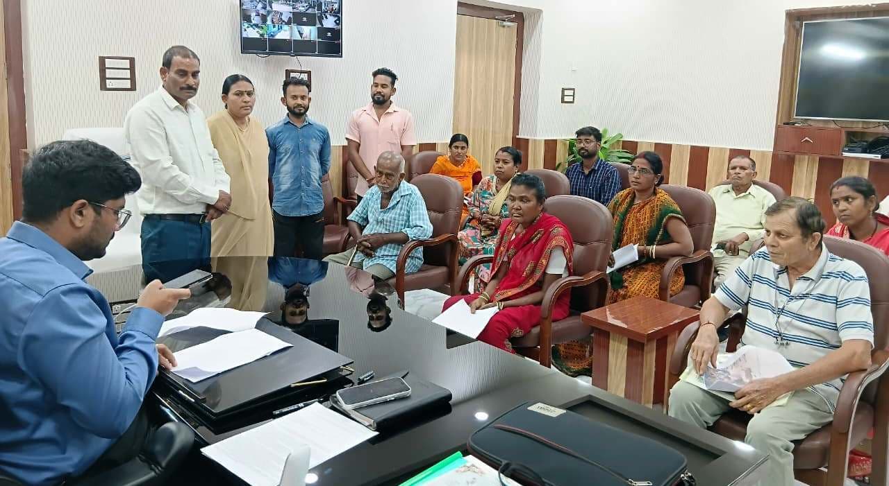 आयुक्त व डीएम ने सुनी जन समस्याएं