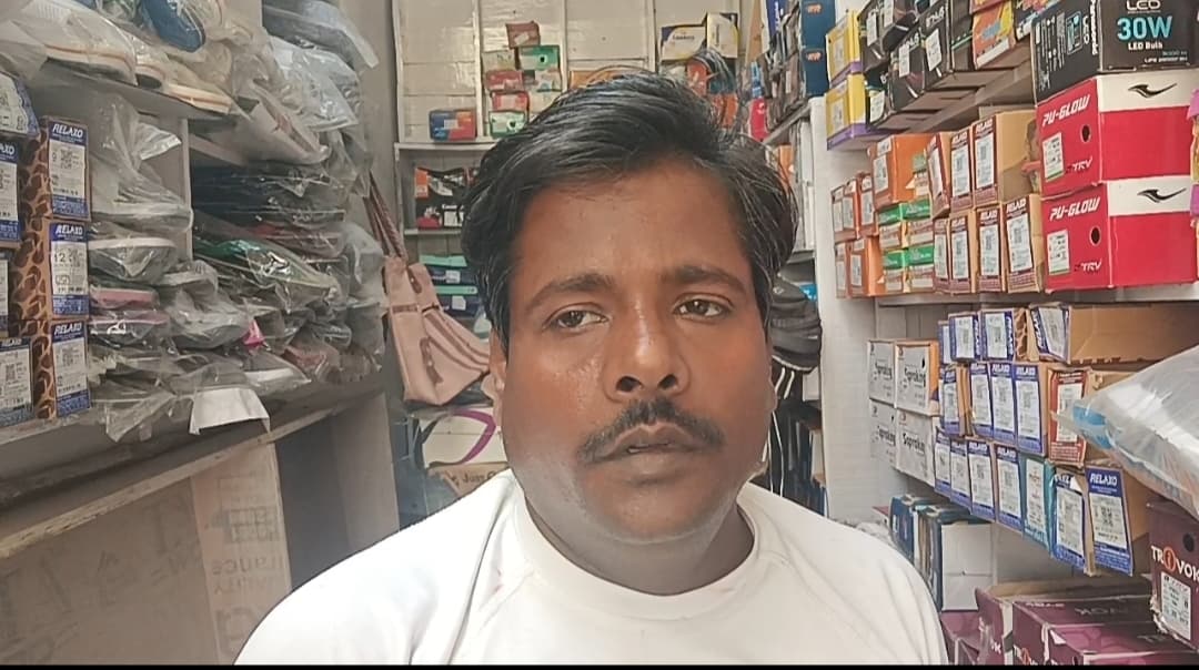 कपड़ा व जूता चप्पल की दुकान में हुई चोरी