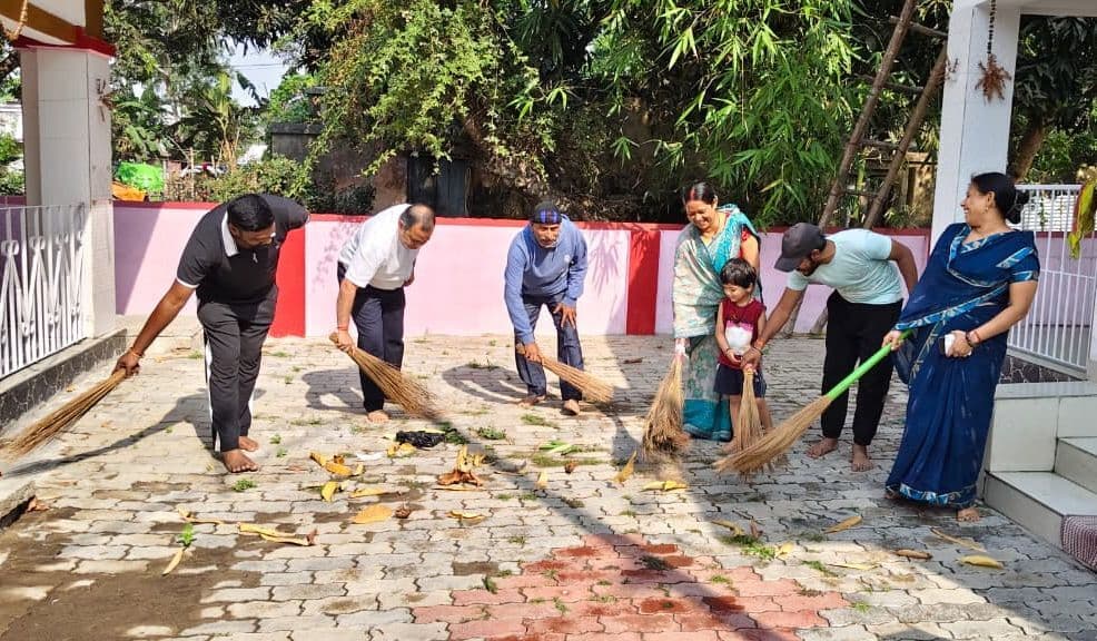 धार्मिक स्थान का भाजपा कार्यकर्ताओं ने की सफाई, स्वच्छता का दिया संदेश