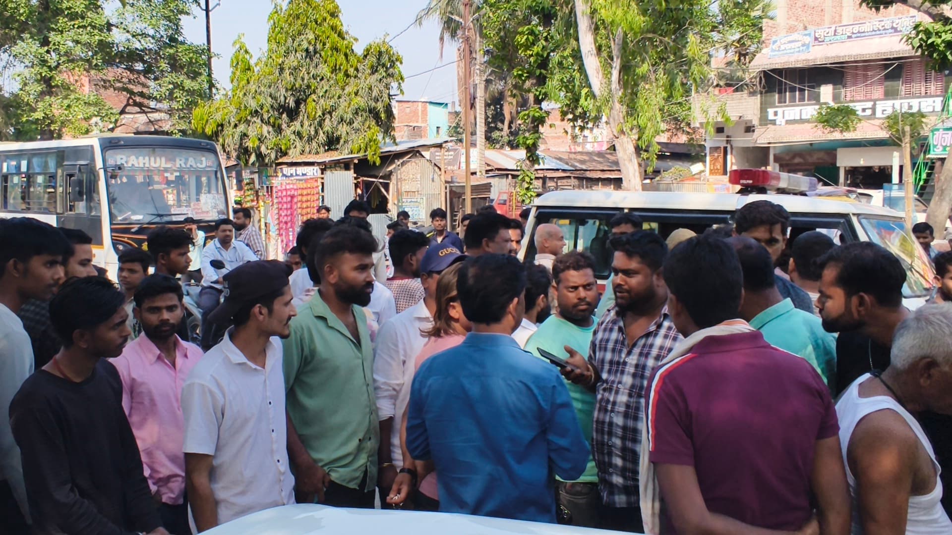 तेज रफ्तार कार ने गोलंबर को मारी ठोकर, एक जख्मी