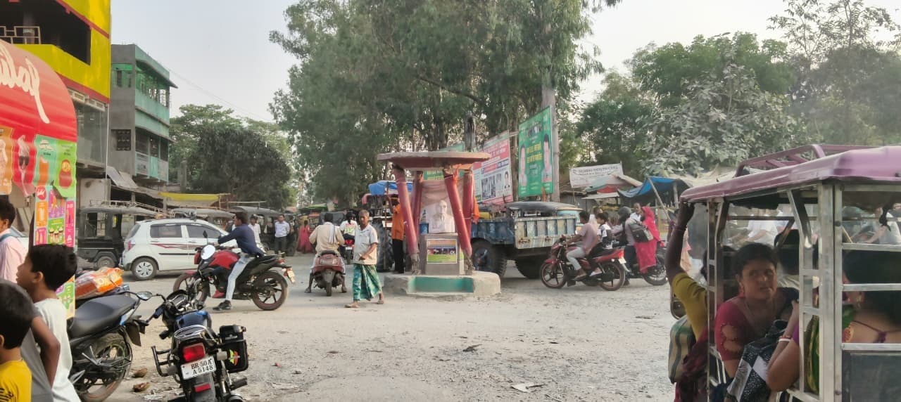 सालमारी में आंबेडकर प्रतिमा उपेक्षित, लोगों में नाराजगी