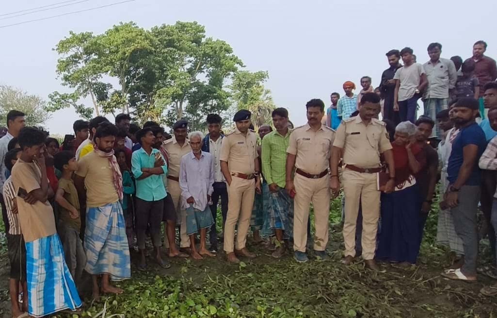 डगरूआ में मकैली पुल के नीचे बोरी में मिला अज्ञात किशोरी का शव