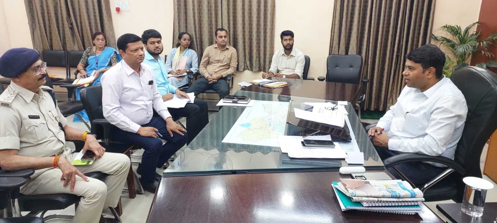 नीलाम पत्र वादों के निष्पादन में सुस्ती पर डीएम ने जतायी नाराजगी