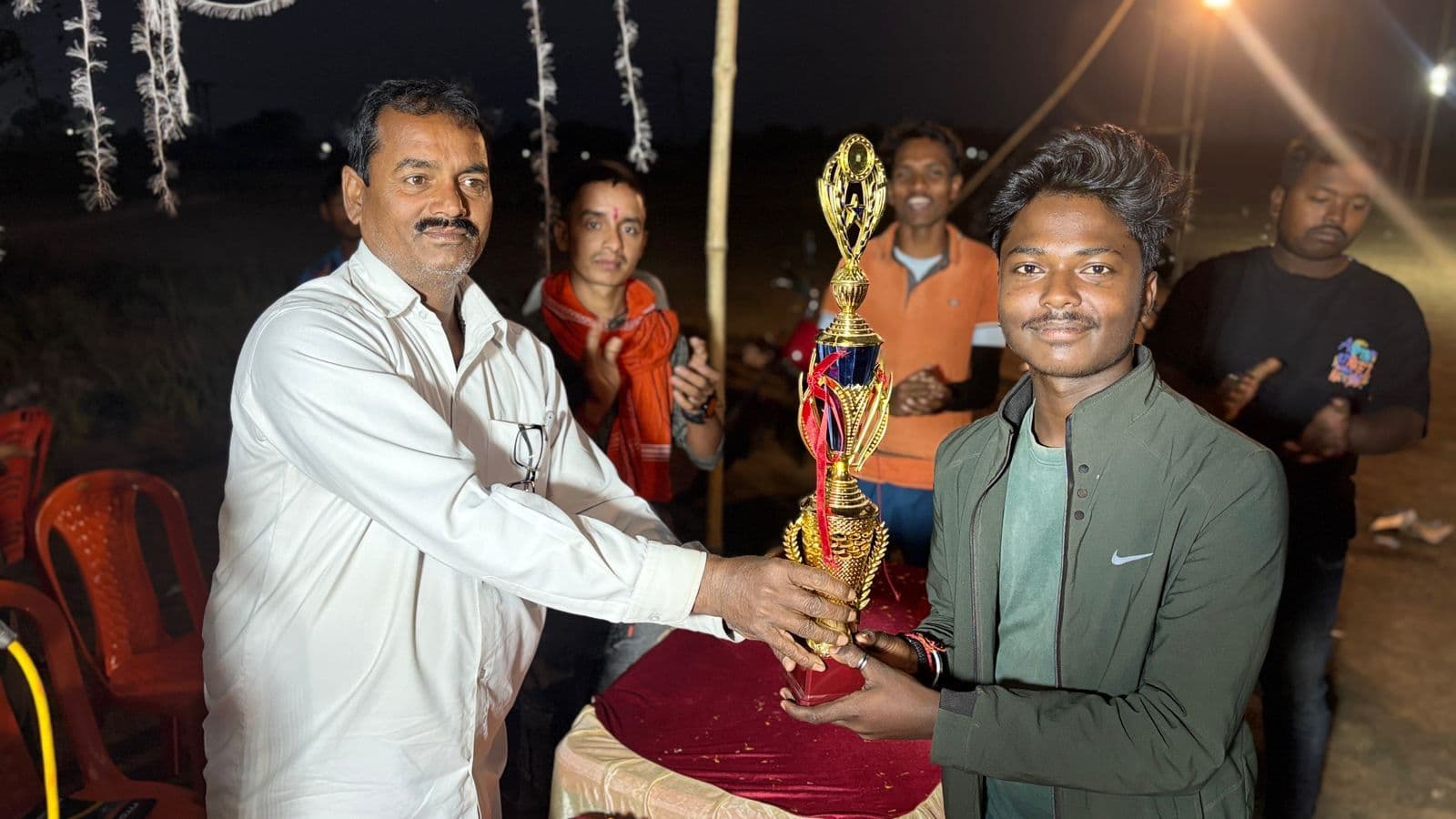 नाइट क्रिकेट टूर्नामेंट में गिधैया की टीम बनी चैंपियन