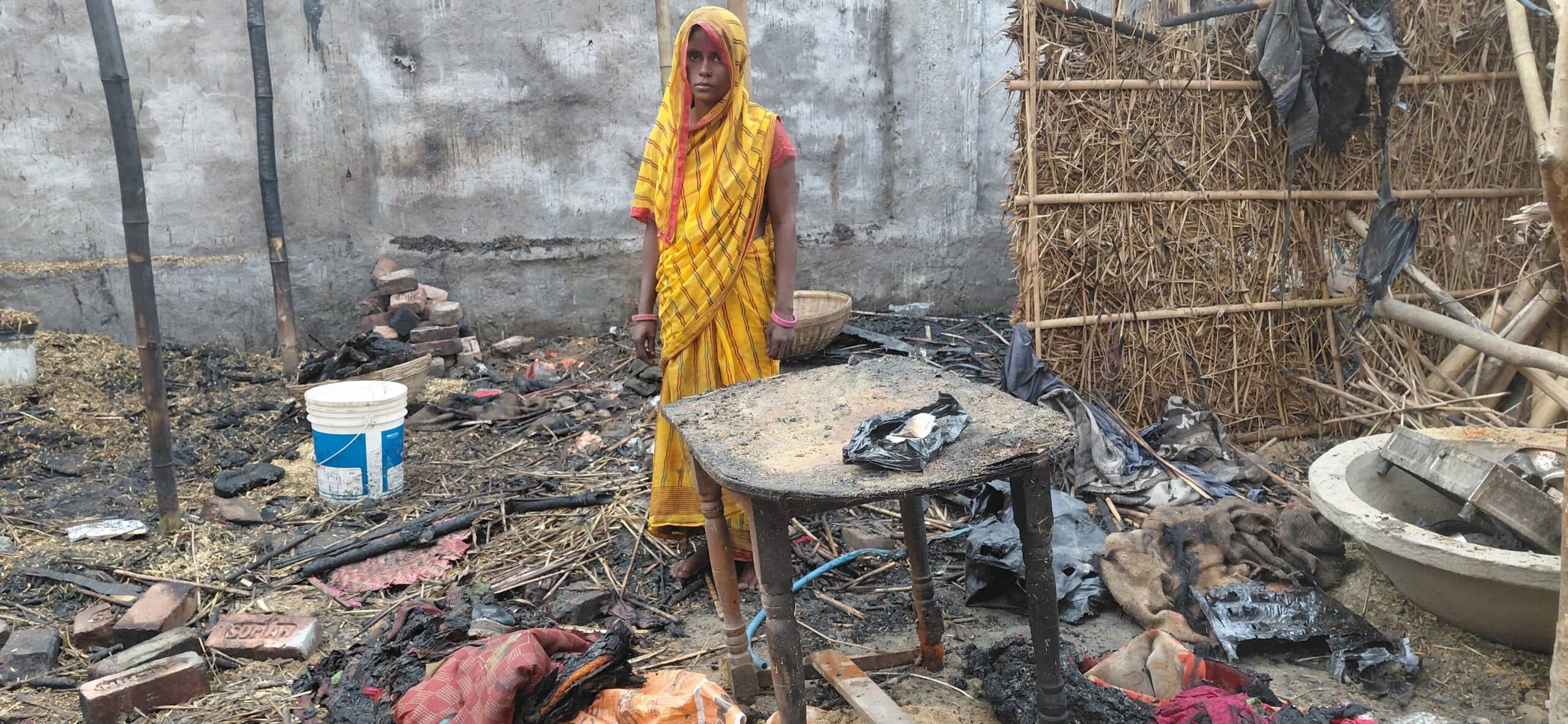 खाना पकाते वक्त घर में लगी आग, 64 हजार नगद सहित एक घर जल कर राख