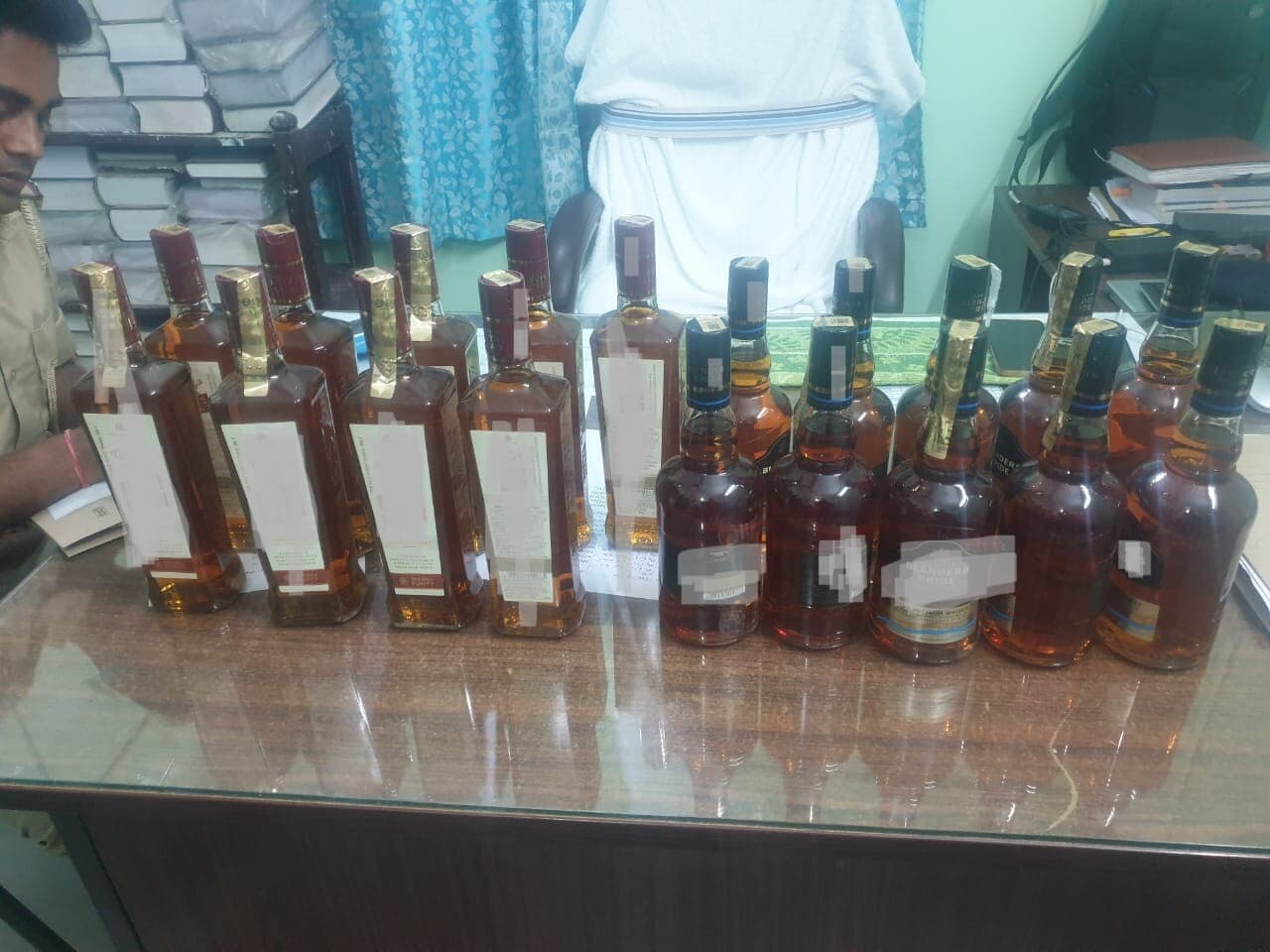 गठरी से 14.250 लीटर विदेशी शराब बरामद, एक गिरफ्तार