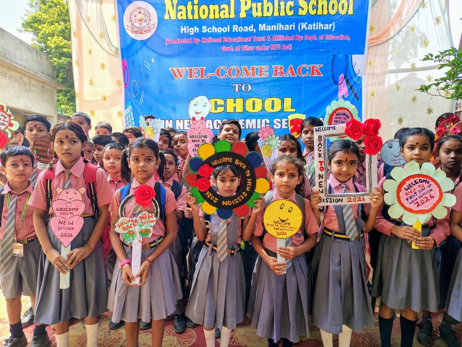 विद्यालय में न्यू सेशन डे में बच्चों का किया स्वागत