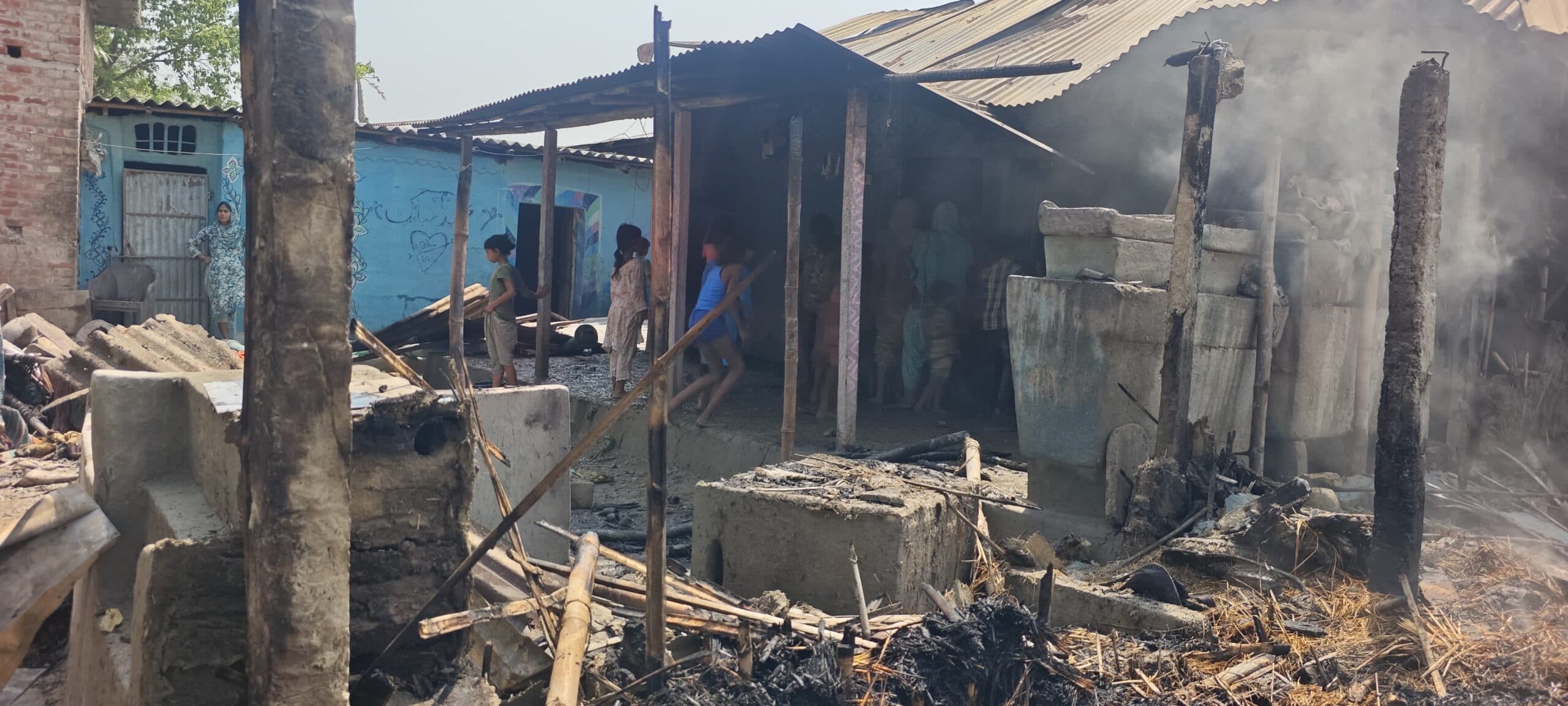 आग लगने से एक परिवार के  घर जलकर राख,  हजारों का हुआ नुकसान