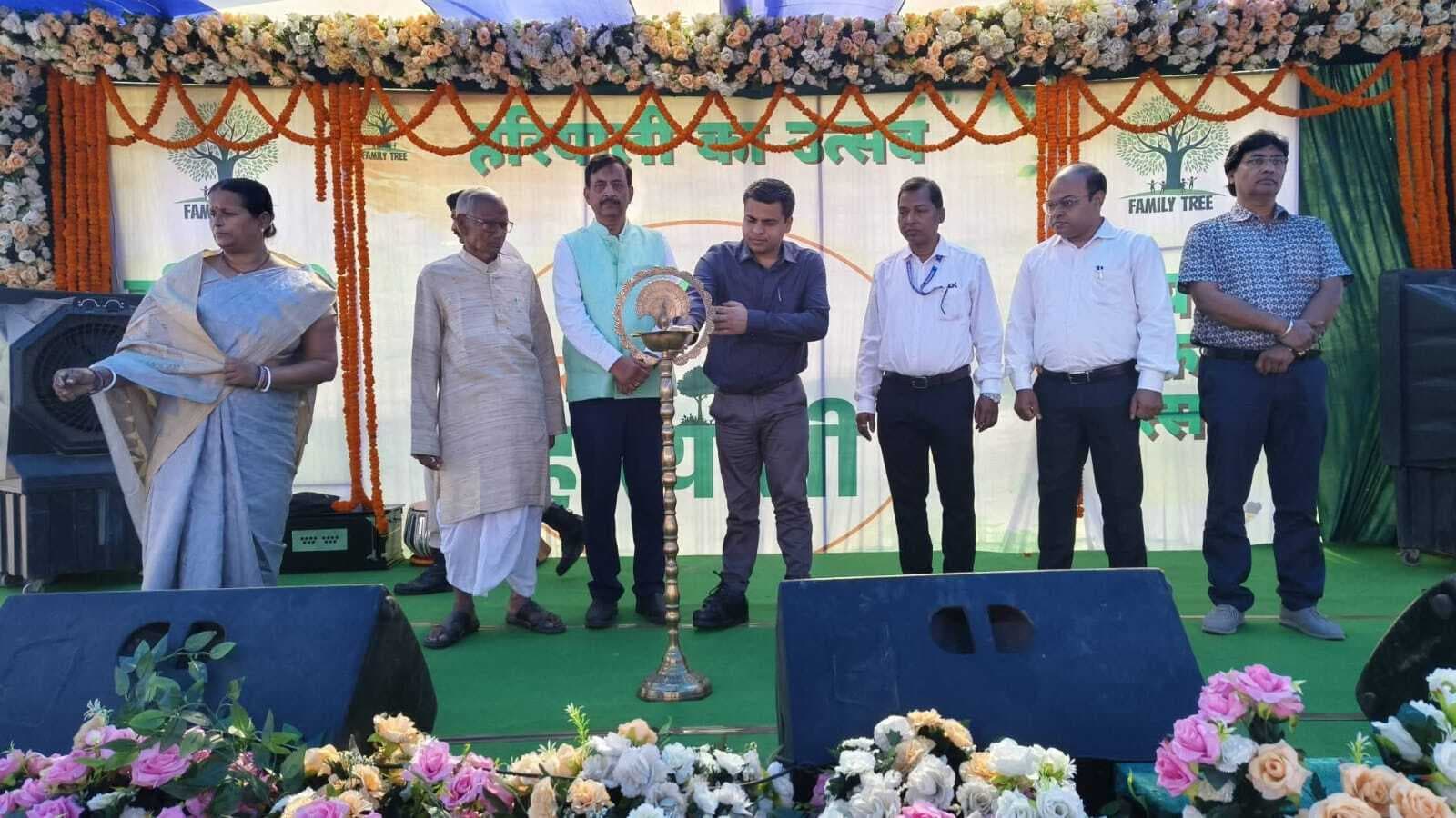 डीएम ने किया पौधरोपण, हरियाली से जुड़ने का दिया संदेश