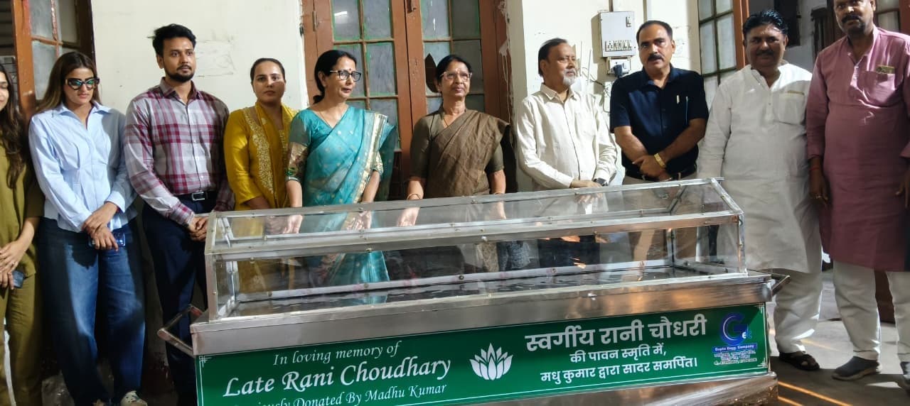 निगम को स्कॉटिश पब्लिक स्कूल के निदेशक ने शव डी फ्रीजर का किया दान