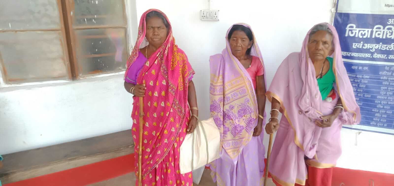 Deoghar News : बैंक में पेंशन लेने आयी बुजुर्ग महिलाओं को पासबुक अपडेट कराने का दिया झांसा, छह हजार रुपये ले भागा