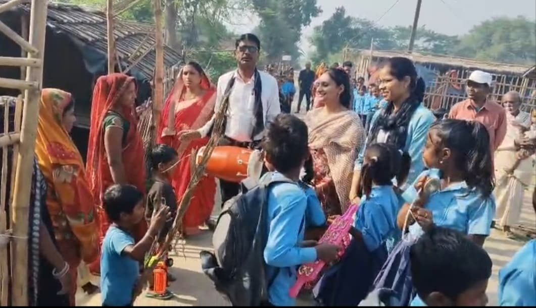 ढोल-नगाड़ों के साथ निकली नामांकन जागरूकता रैली, शिक्षकों ने अभिभावकों को किया प्रेरित