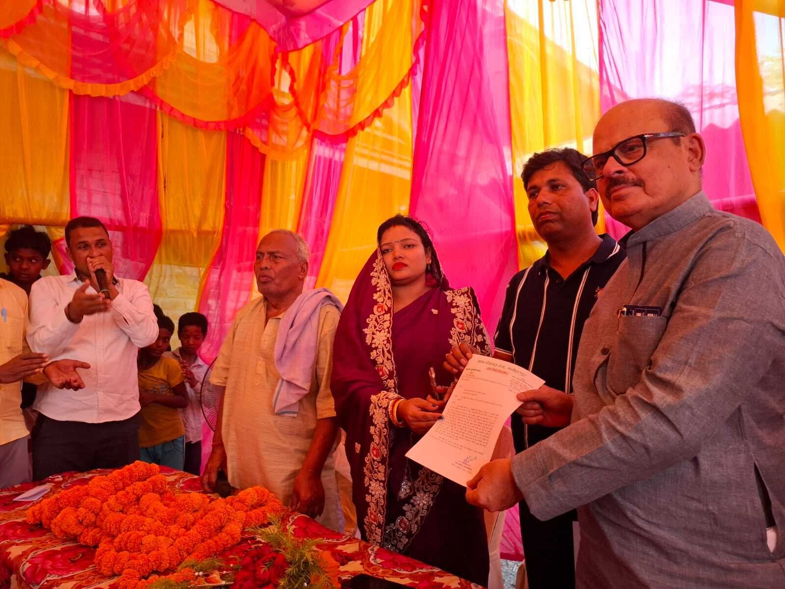 सांसद ने मनोहरपुर पंचायत का किया दौरा