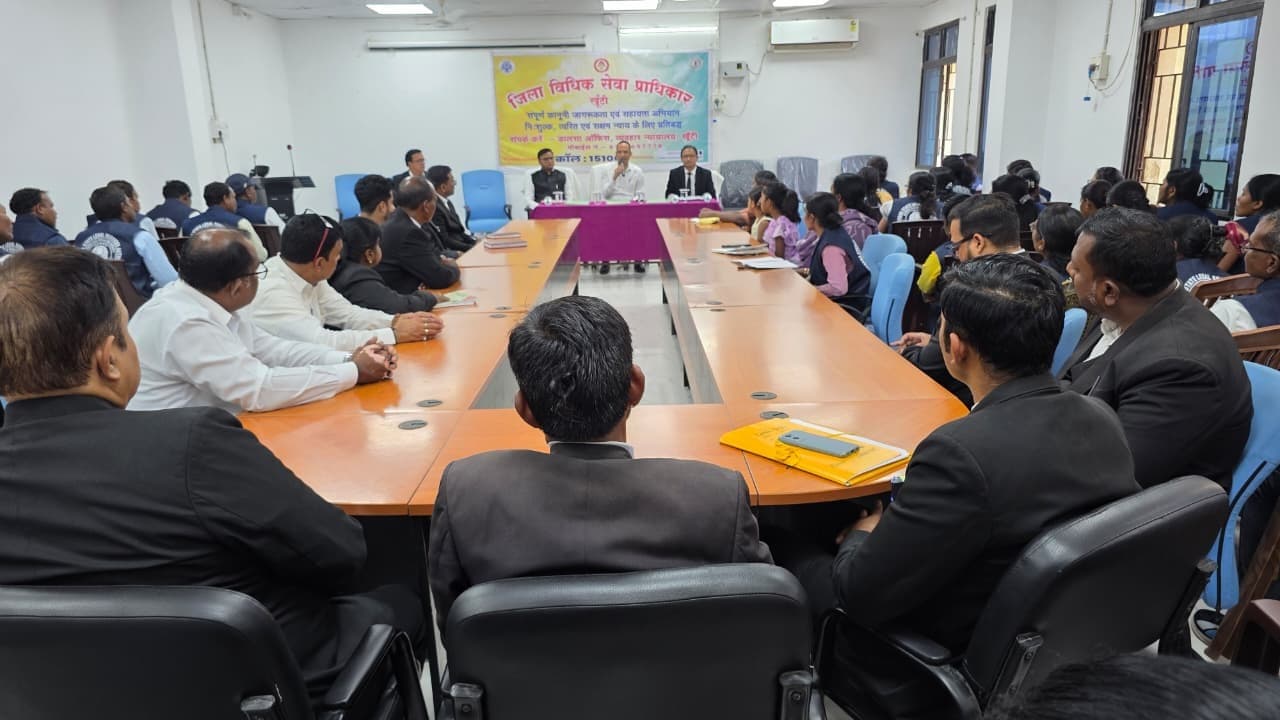 झालसा की टीम ने विधिक सेवाओं से संबंधित कार्यों की समीक्षा की