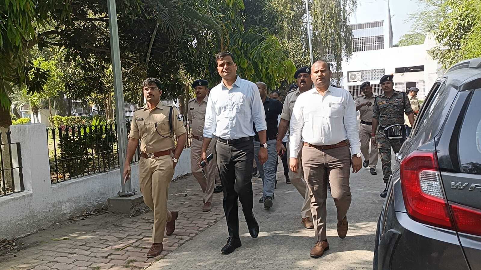 न्यायालय प्रवेश द्वार पर संदिग्ध पर रखें कड़ी नजर, डीएम