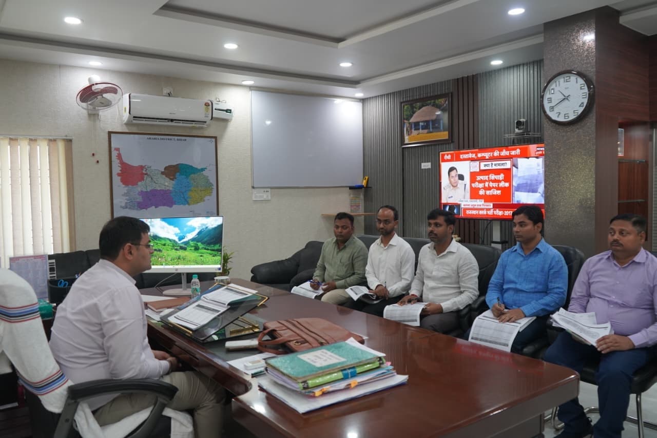 किसानों को दें सभी योजनाओं का लाभ : डीएम