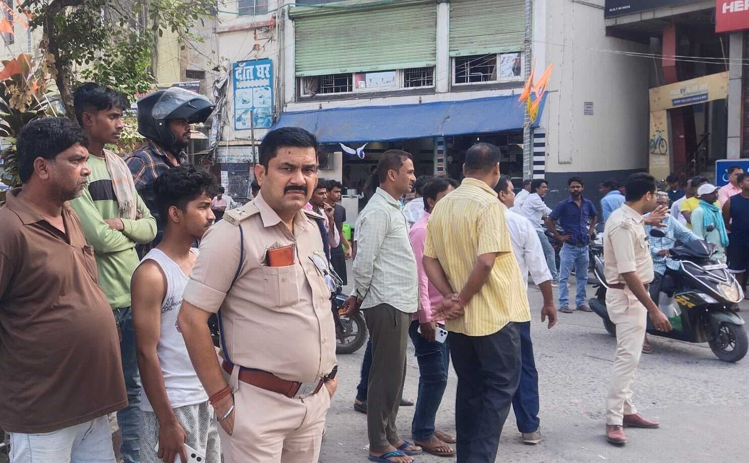 शहर के शहीद चौक पर हाइवा की चपेट में आने से युवक की मौत