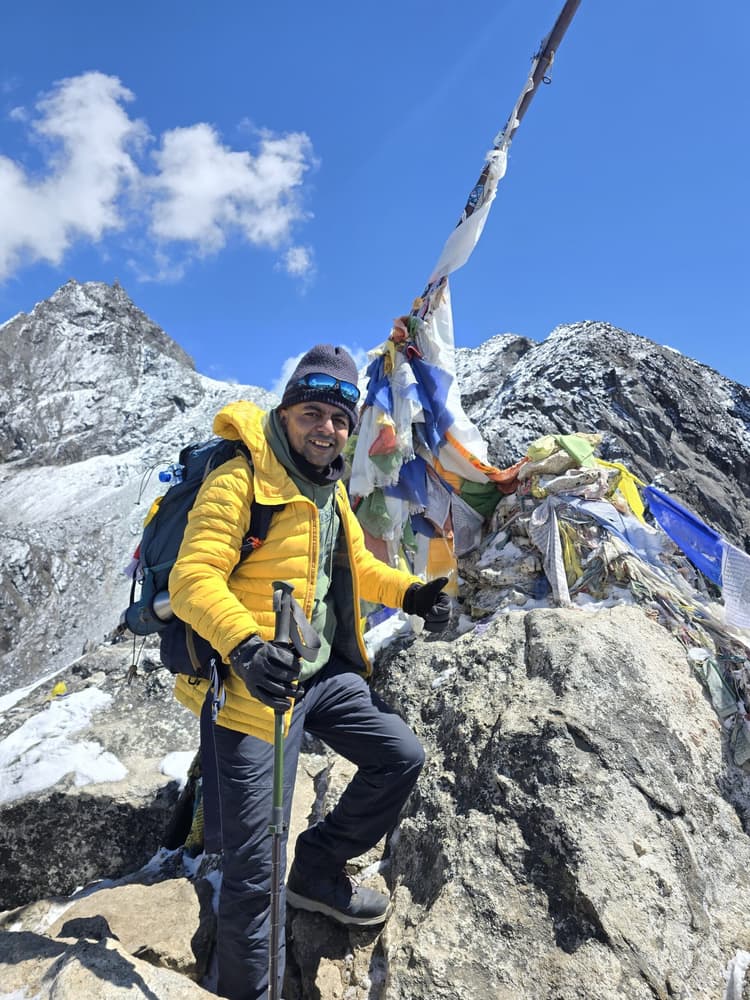 निशित लढ़ा ने एवरेस्ट बेस कैंप व काला पत्थर किया फतह