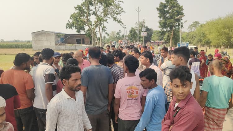 पेड़ से टकराई बाइक, सवार की मौत