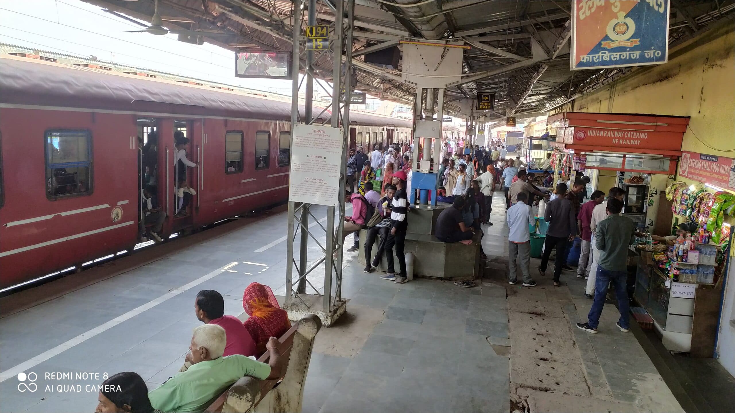 समपार फाटक पर जाम रहने से डेढ़ घंटे तक स्टेशन पर खड़ी रही ट्रेन, यात्री परेशान