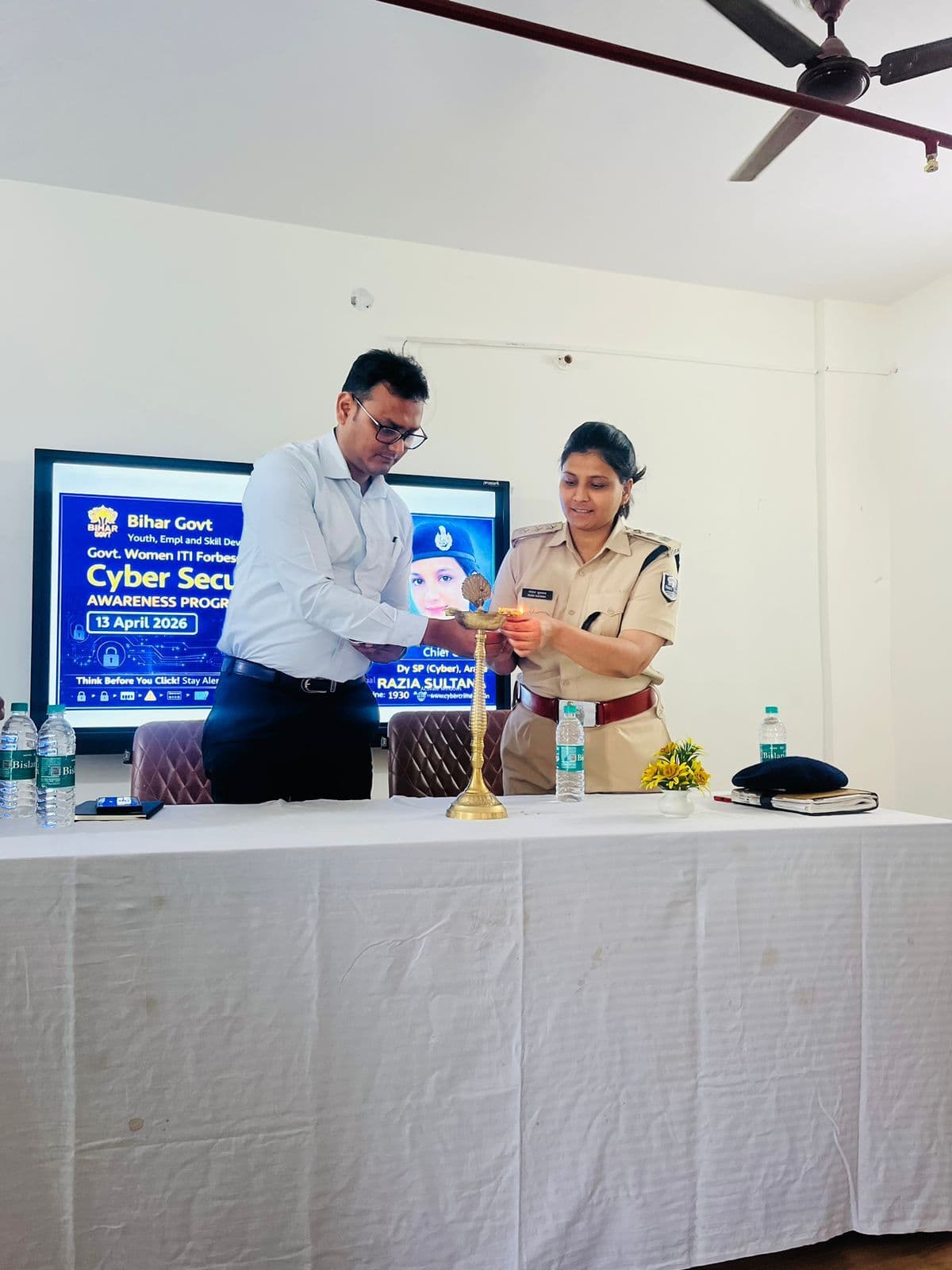 साइबर अपराध के बारे में दी जानकारी