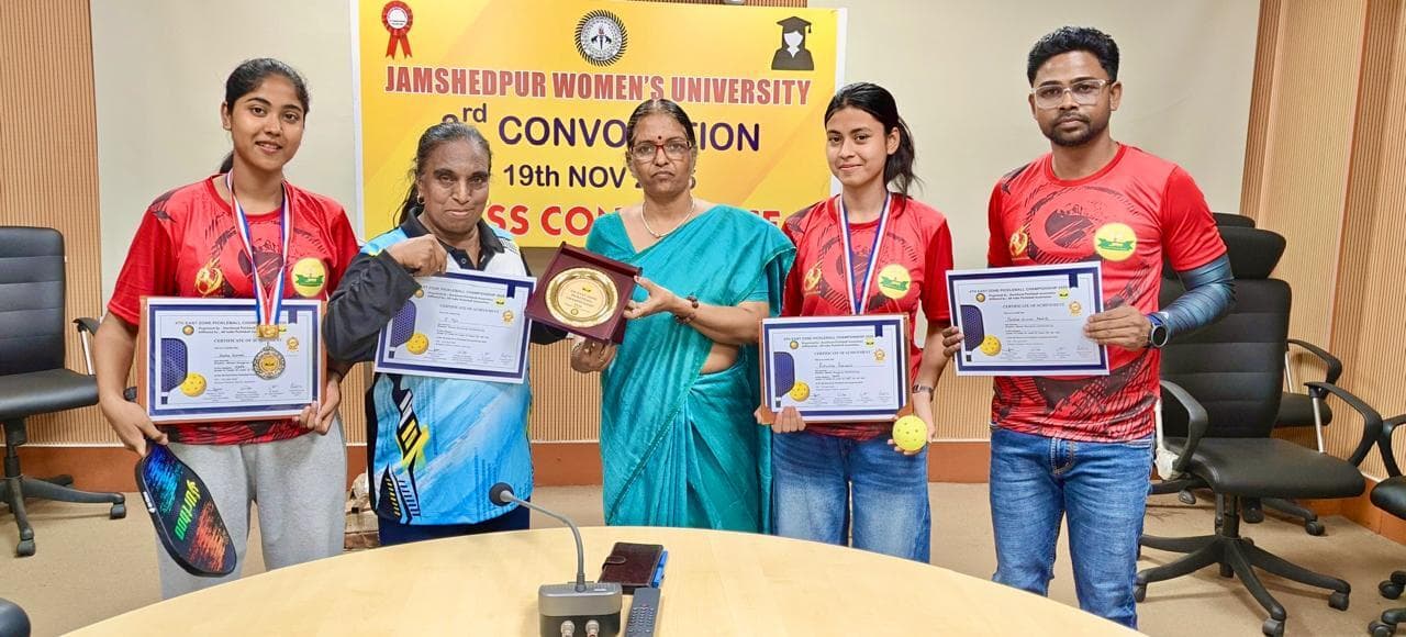 jamshedpur women's university student pick ball tournament :  जमशेदपुर महिला विश्वविद्यालय के छात्राओं का शानदार प्रदर्शन