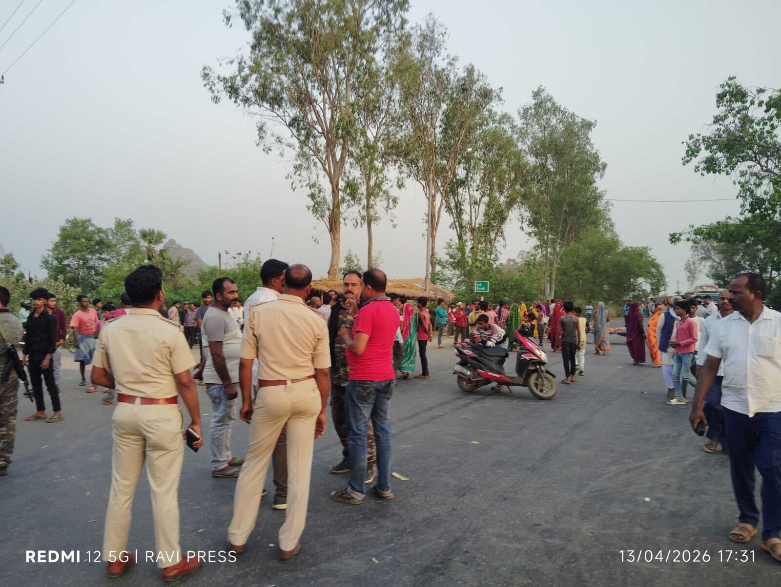 प्रेम-प्रसंग में किशोरी ने की आत्महत्या, ग्रामीणों ने किया रोड जाम- पोस्टमार्टम के बाद ननिहाल पक्ष ने किया सड़क जाम