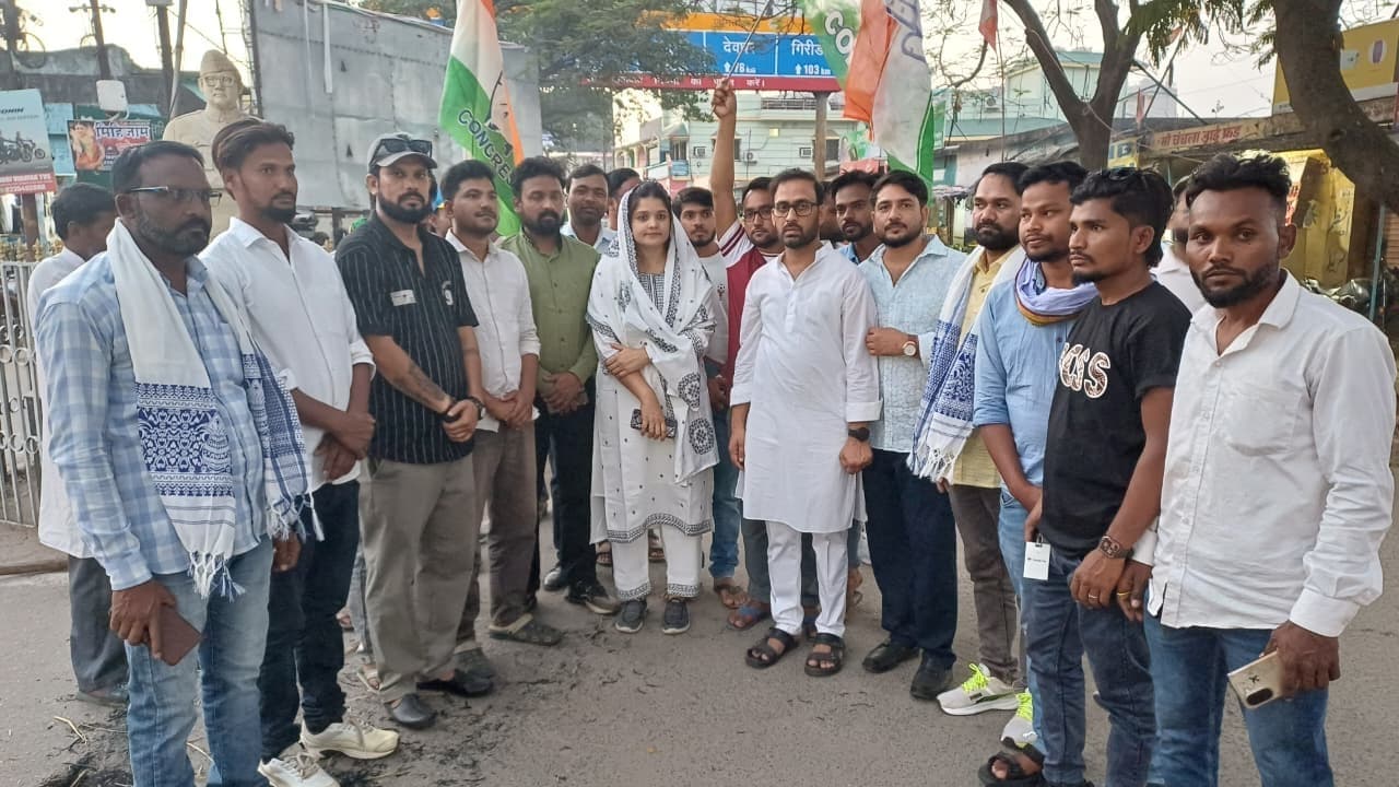 युवा कांग्रेस ने असम के सीएम का किया पुतला दहन