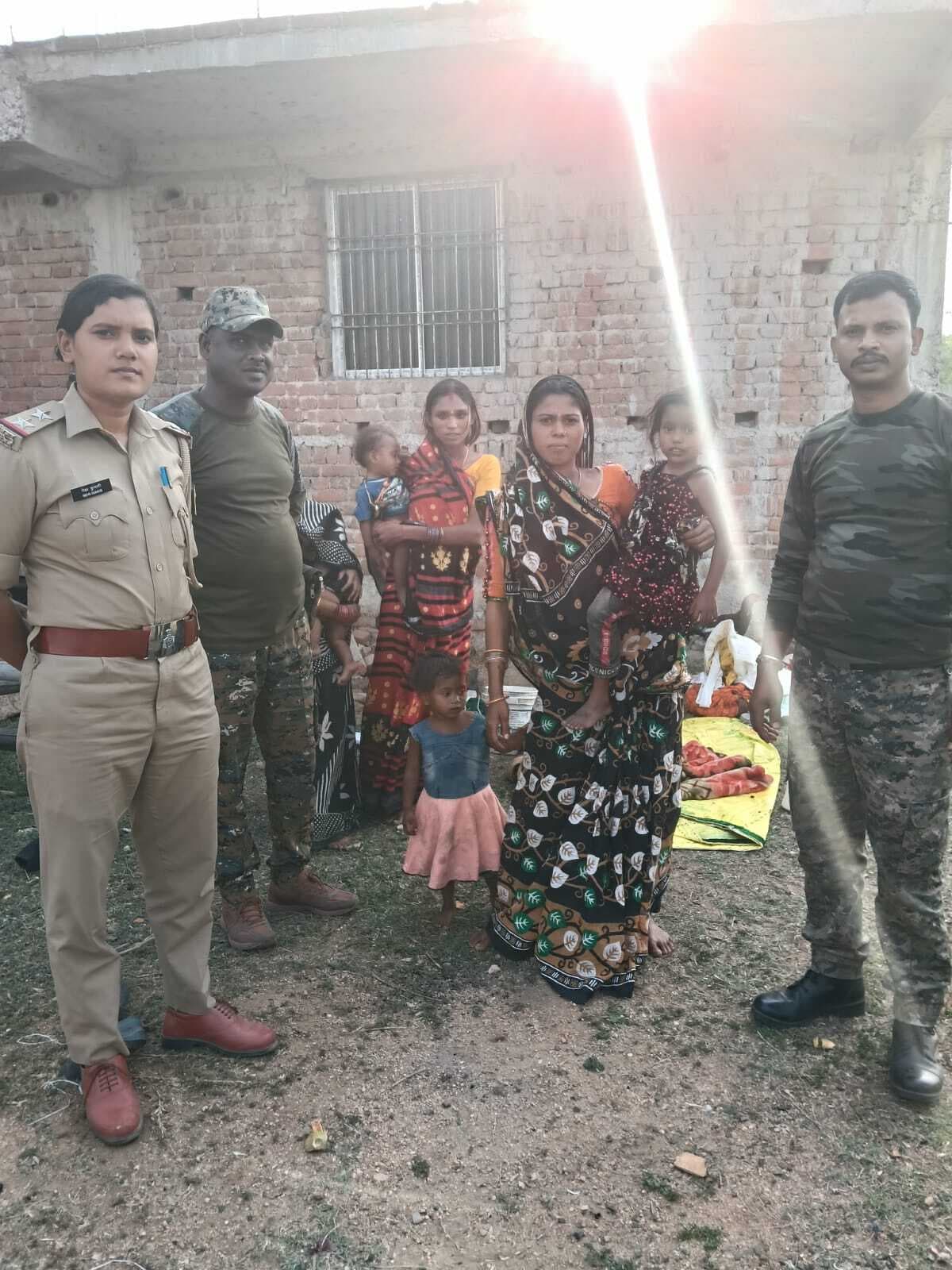 पुलिस ने बिछड़ी मासूम को परिवार से मिलवाया