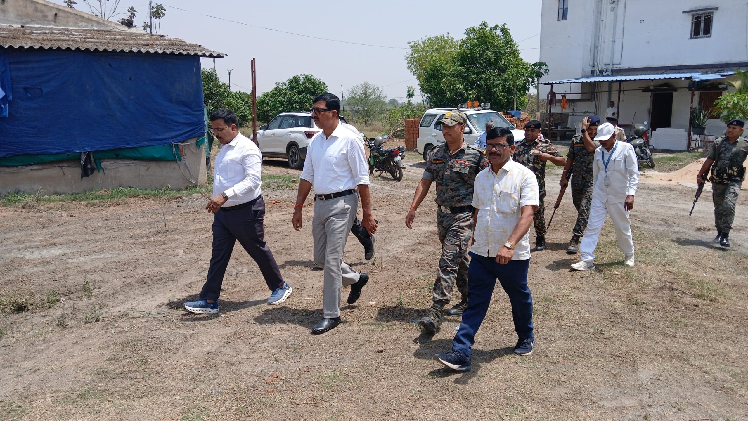 अंडा उत्पादन केंद्र का डीएम ने लिया जायजा,  प्रति दिन 40 से 45 हजार अंडा का होता है उत्पादन