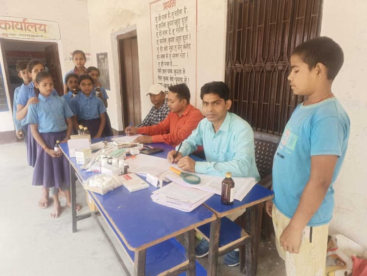 शिविर छात्राओं के स्वास्थ्य की हुई जांच, दी गयी दवा