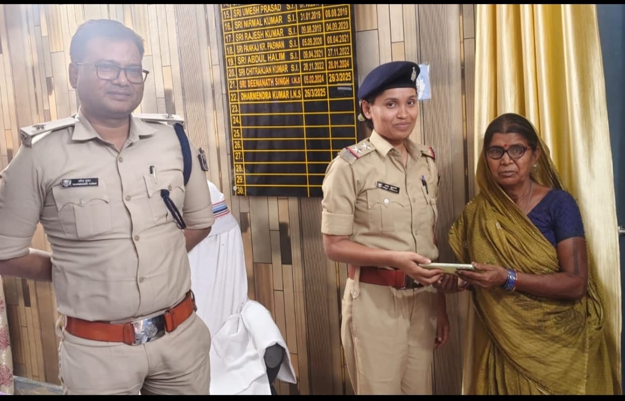 गुम हुए मोबाइल मिलने से खिले चेहरे