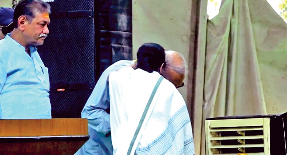 ममता की चुनावी सभा में पुराने सेनापति अपूर्व मुखर्जी