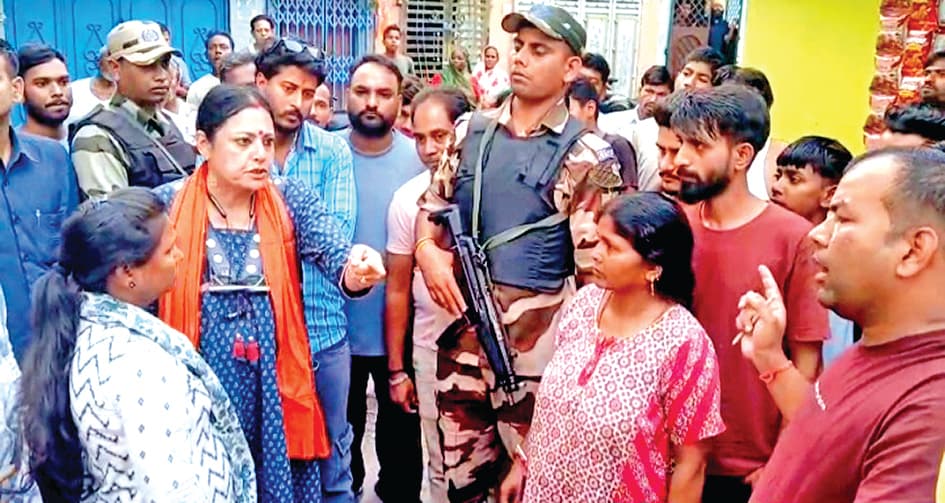 करीम डंगाल में प्रचार के दौरान मारपीट, महिलाकर्मी के बेटे पर हमला