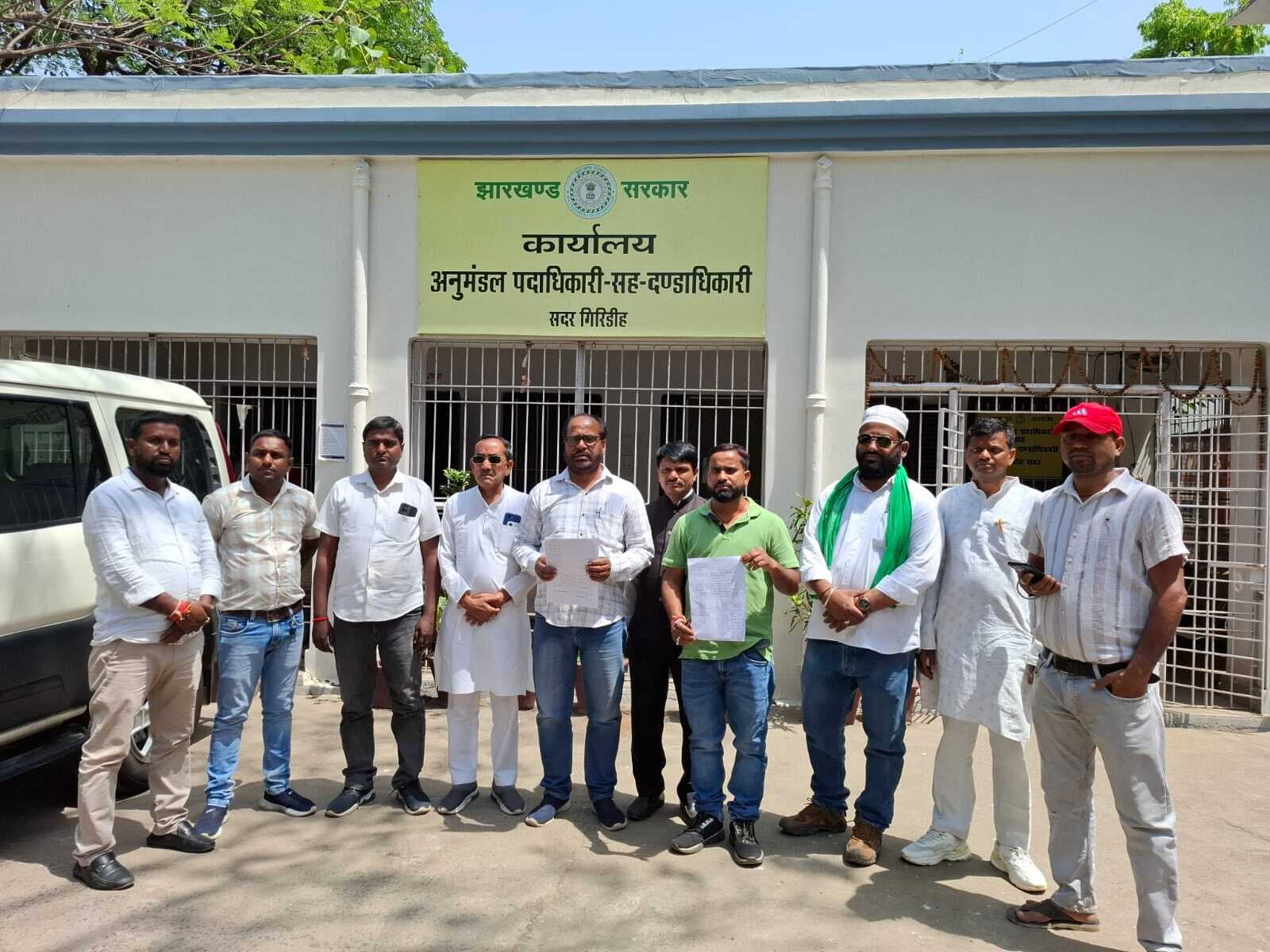 Giridih News :अभिभावकों ने अधिकारियों को सौंपा ज्ञापन, स्कूल की मनमानी पर रोक की मांग