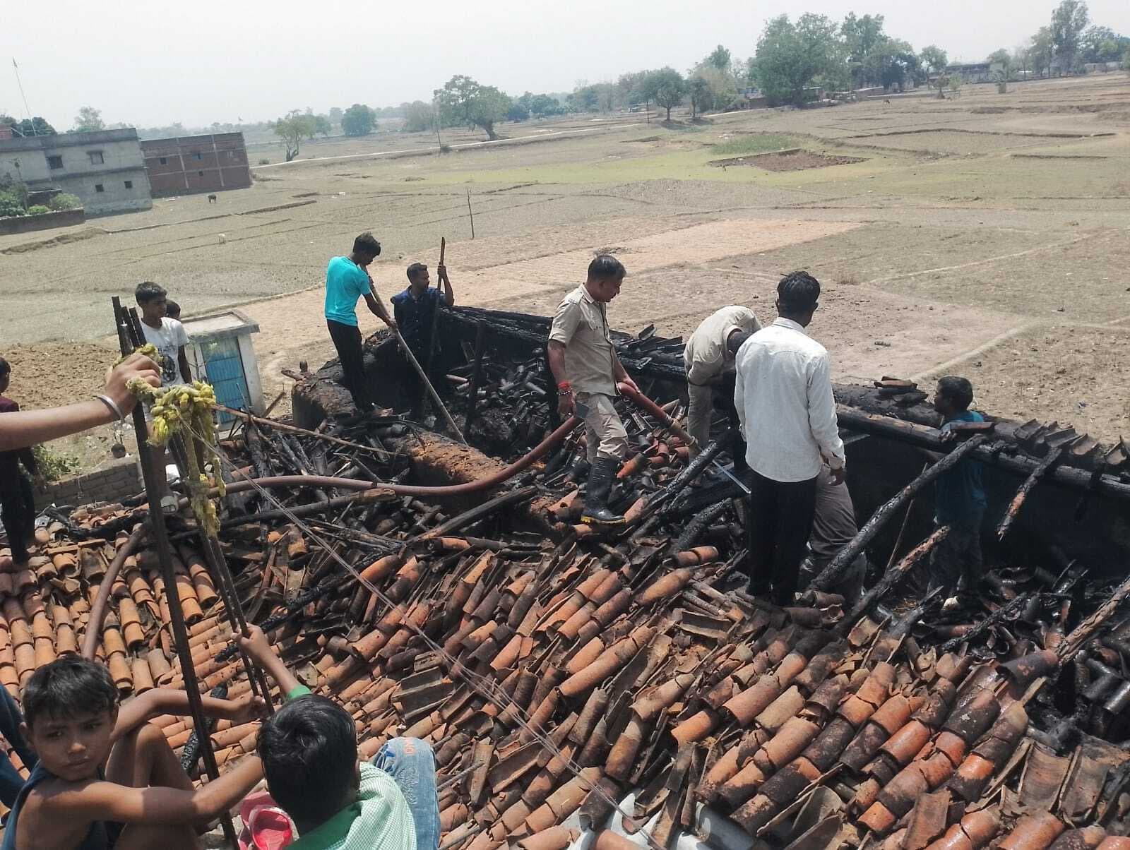 Giridih News :अगलगी में नकद समेत पांच लाख के सामान खाक