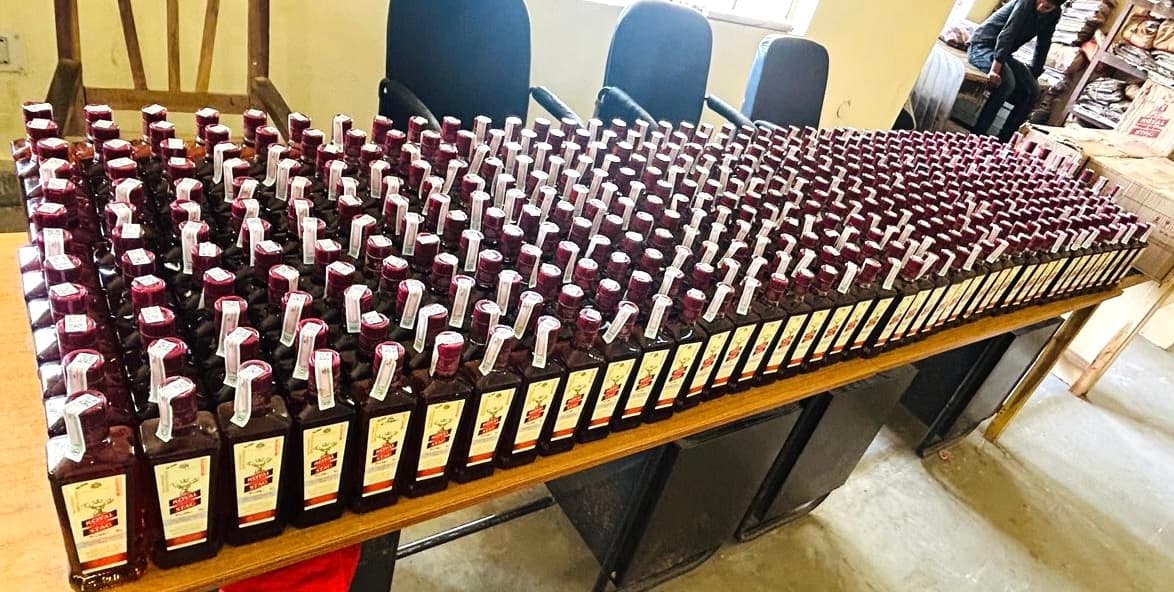 Giridih News :छापेमारी और कार्रवाई के बाद भी नहीं रुक रही है शराब की तस्करी