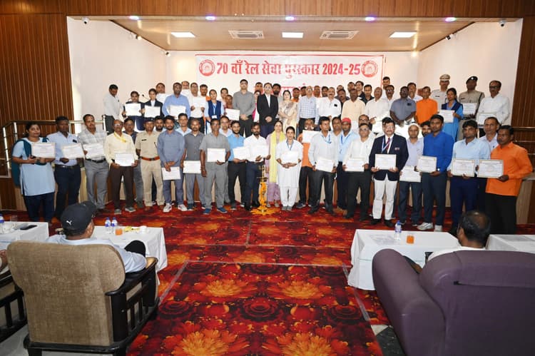 उत्कृष्ट कार्य के लिए 72 रेलकर्मियों को मिला रेल सेवा पुरस्कार, 14 विभागों को मिला रनिंग शील्ड