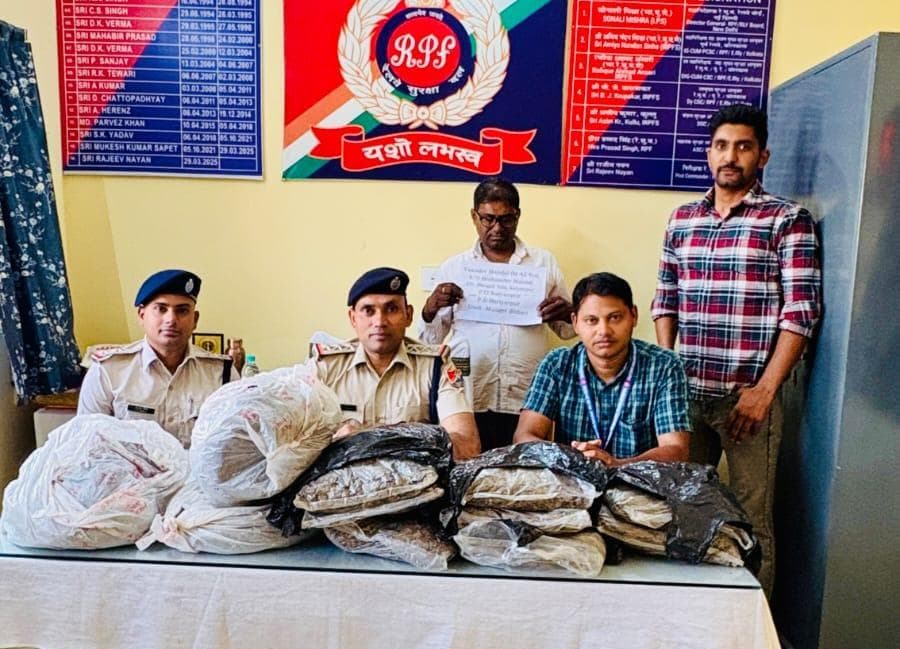 भागलपुर-सूरत एक्सप्रेस से 15 किलो गांजा बरामद, तस्कर गिरफतार