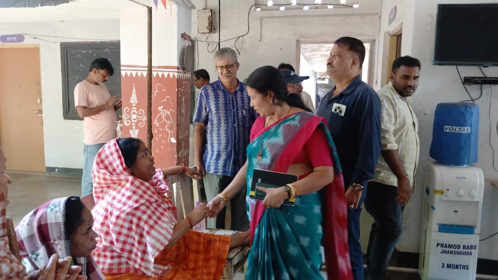 Rourkela news: सरकार प्रति व्यक्ति देती है 107 रुपये, रहवासियों को भात के साथ दी जा रही टमाटर की चटनी : कल्पना लेंका