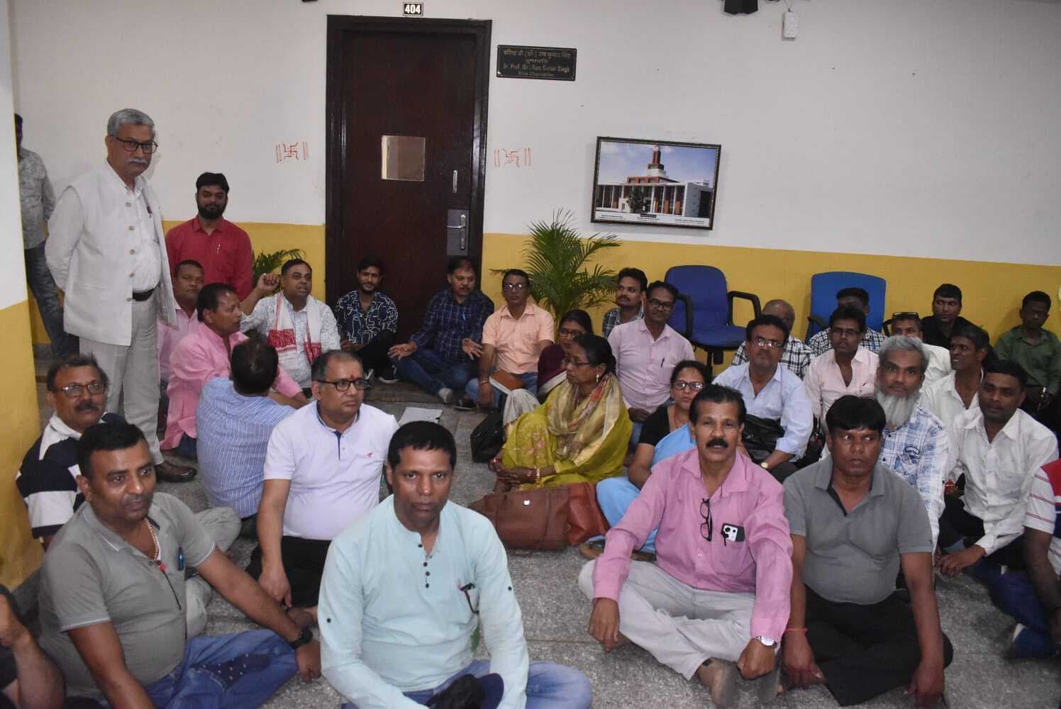 Dhanbad News: एसीपी-एमएसीपी पर टकराव, वीसी व रजिस्ट्रार का घेराव